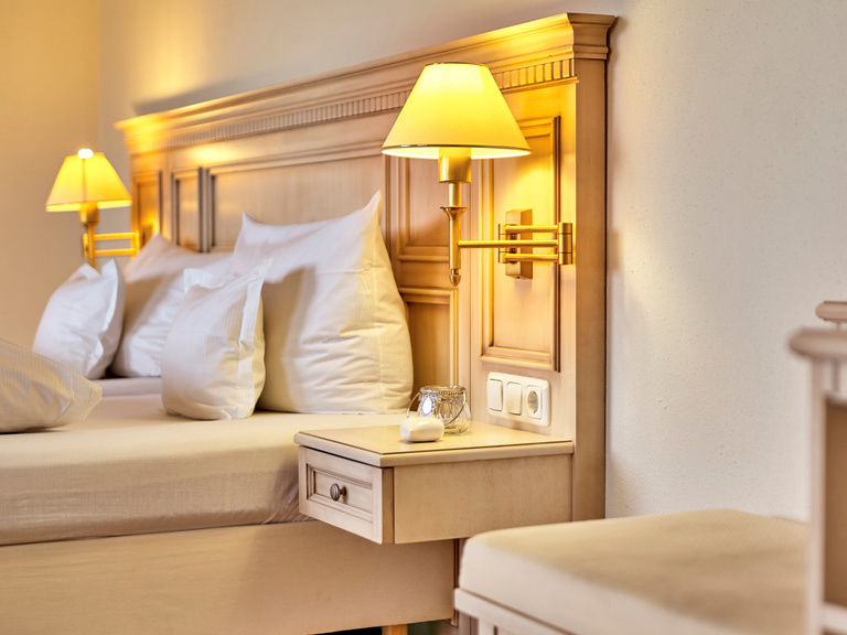 Eleganter Schlafbereich mit hellem Design im Wellnesshotel St. Gunther