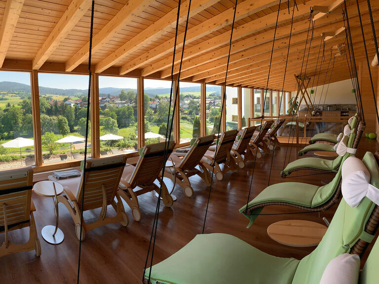 Schwebeliegen im Ruheraum des Wellnesshotels St. Gunther im Bayerischen Wald
