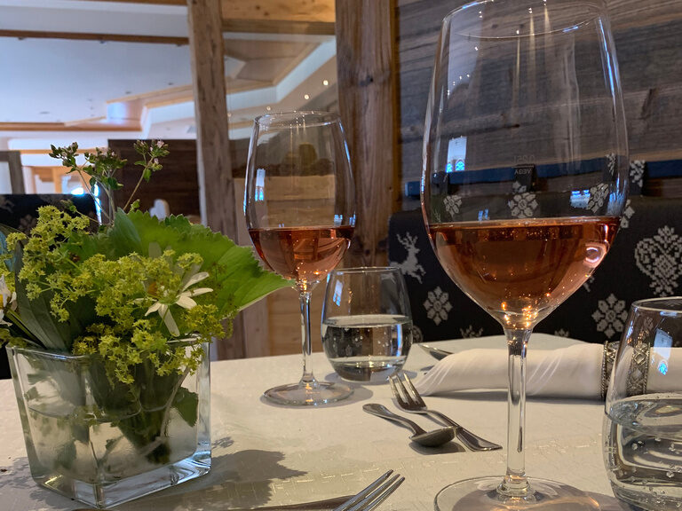 Gläser Wein auf festlich gedecktem Tisch im Hotel St. Gunther im Bayerischen Wald